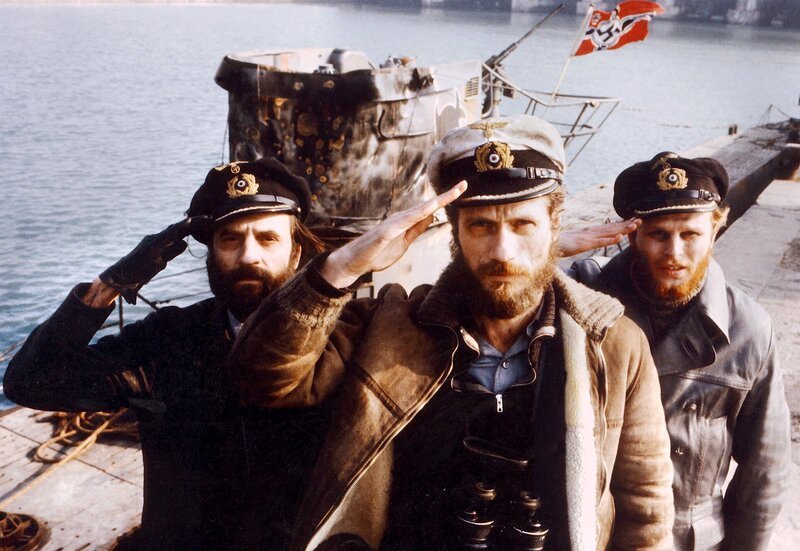 Endlich wieder Land unter den Füssen: Der Chefingenieur (Klaus Wennemann, li.), Kapitän Hellriegel (Jürgen Prochnow, Mitte) und Kriegsberichterstatter Werner (Herbert Grönemeyer). – Bild: ARD Degeto