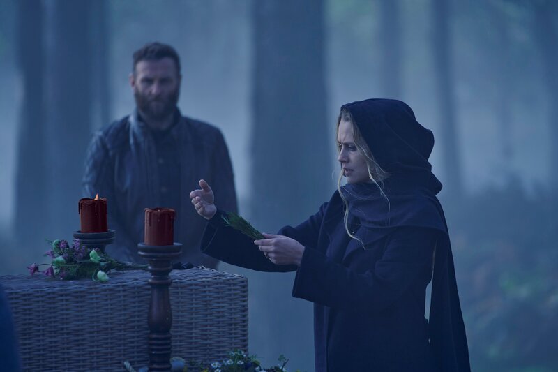 Gallowglass (Steven Cree) und Diana Bishop (Teresa Palmer) – Bild: des willie /​ Sky Studios /​ Die Verwendung ist nur bei redaktioneller Berichterstattung im Rahmen einer Programmankündigung ab 2 Monate vor der ersten Auss /​ © 2021 Bad Wolf Limited. All Rights Reserved.