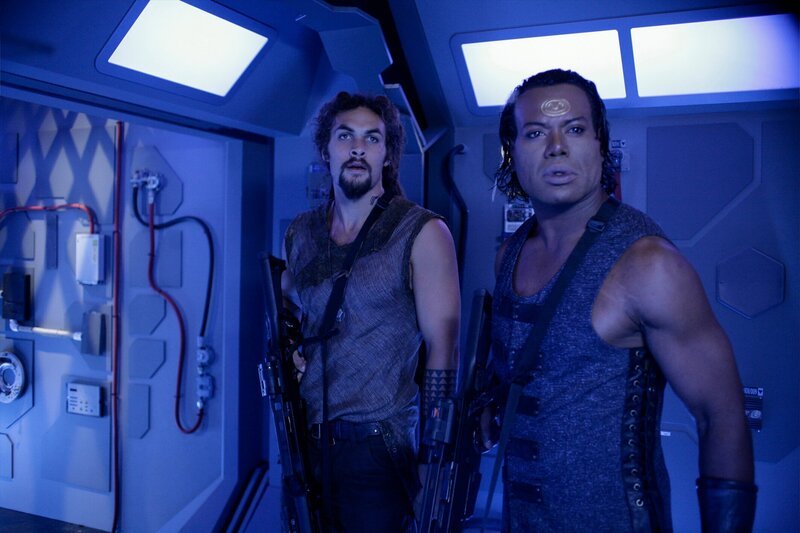 Stargate Atlantis Season4 EP Midway, Stargate Atlantis Staffel4 EP AUF DER MITTELSTATION, Regie USA 2004, Darsteller Jason Momoa; Christopher Judge – Bild: MGM /​ SYFY /​ Eike Schroter