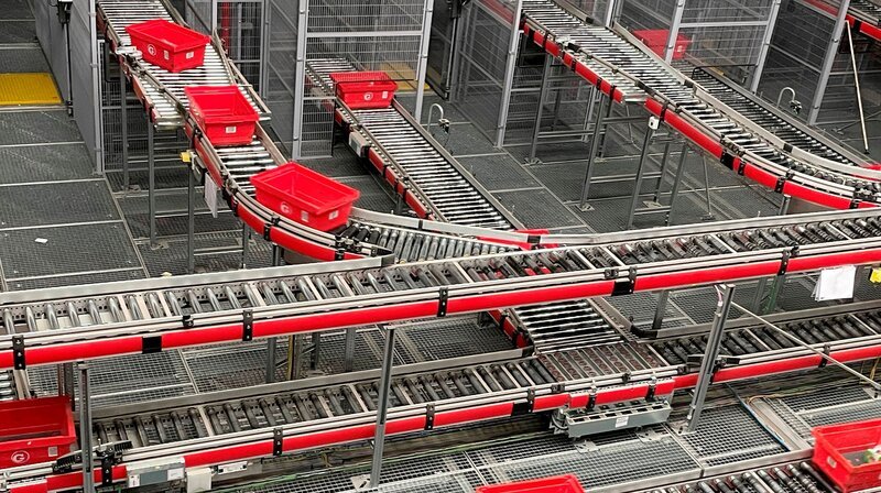 Ersatzteile auf dem Weg zur Packstation. – Bild: NDR