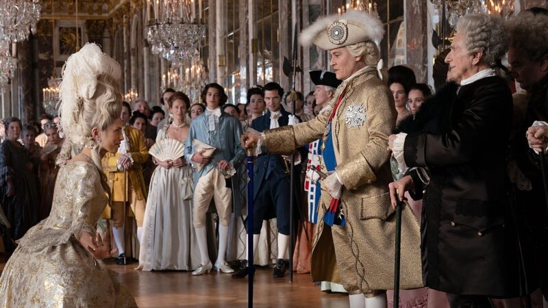 L – R: Jeanne du Barry (Maïwenn), Ludwik XV (Johnny Depp), Le Duc de Richelieu (Pierre Richard) – Bild: TVDB