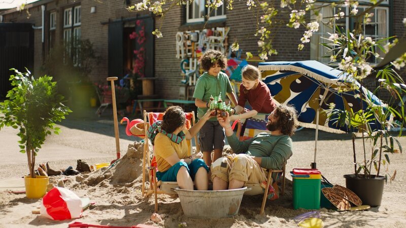 Die Strandtag-Überraschung ist gelungen. Zonia und Sameer sind begeistert. – Bild: SWR/​Phanta Basta!/​Indi Film