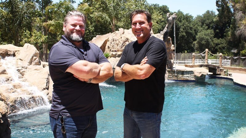 A medium shot of Pool Kings, Jim Bellamy (left) and Mike Baldasare (right) is taken on reveal day. – Bild: Warner Bros. Discovery
