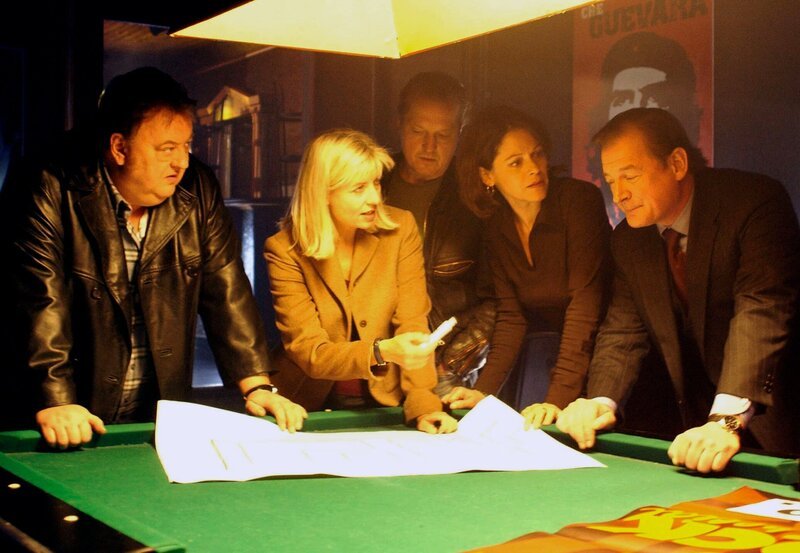 v.l.n.r.: Armin Wulf (Dieter Pfaff), Inga Lürsen (Sabine Postel), Walter Miske (Paul Faßnacht), Renate Lahn (Angela Roy), Lothar Köster (Burghart Klaußner). – Bild: SWR/​Radio Bremen/​Landsberg