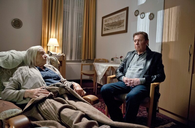 Adelheid Martens (Maria Mägdefrau, l.) ist im Altersheim bestohlen worden. Dirk Matthies (Jan Fedder, r.) erkennt in ihr die Apothekerin, die vor vielen Jahren seine Kollegin und Verlobte Ellen Wegener vergiftet hat. – Bild: ARD/​Thorsten Jander