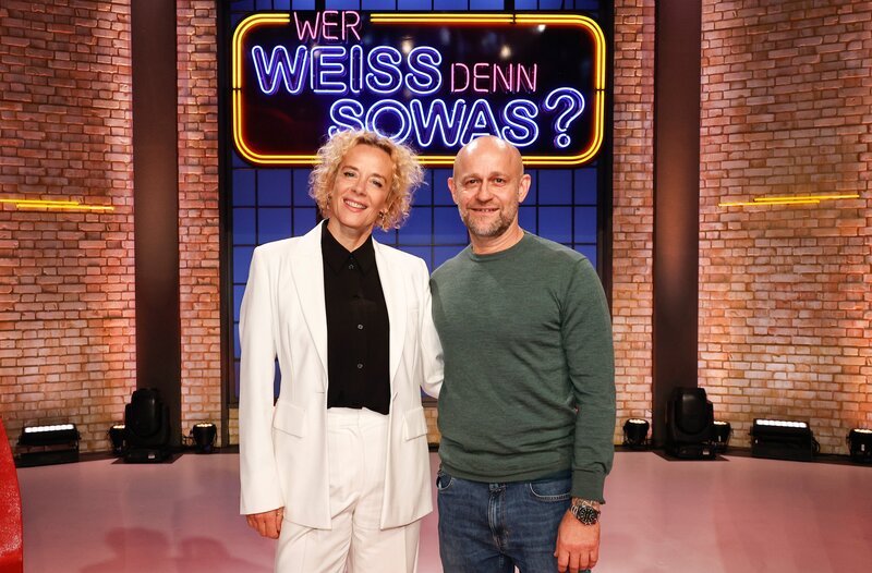 Treten bei „Wer weiß denn sowas?“ gegeneinander an: Die Schauspielerin Katja Riemann (l.) und der Schauspieler Jürgen Vogel (r.). – Bild: ARD/​Morris Mac Matzen