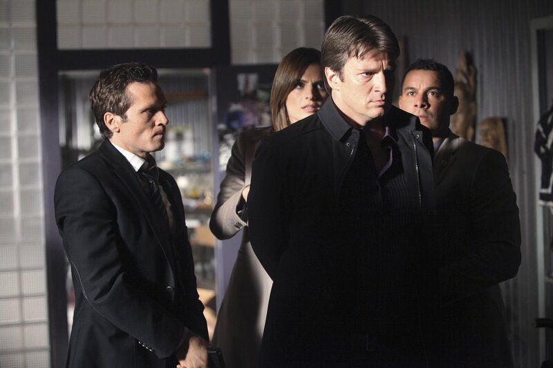 Ist Richard Castle (Nathan Fillion, 2.v.r.) wirklich nur zufällig am Tatort gewesen? Für Kevin Ryan (Seamus Dever, l.), Kate Beckett (Stana Katic, 2.v.l.) und Javier Esposito (Jon Huertas, r.) gehört Castle definitiv zum Kreise der Verdächtigen. – Bild: Adam Larkey /​ ABC /​ American Broadcasting Companies
