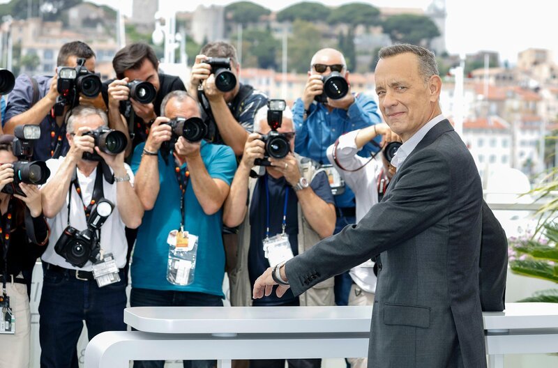 In seiner fast 50-jährigen Karriere baute Tom Hanks eine einzigartige Beziehung zu seinem Publikum auf: Für viele US-Amerikanerinnen und Amerikaner wurde er als Verkörperung des Durchschnittstypen zum Spiegel und Vorbild. – Bild: dpa picture alliance/​Alamy Stock Photo