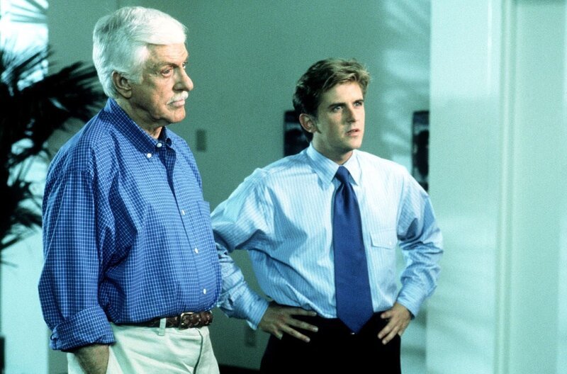 Mark (Dick Van Dyke, l.) und Jesse (Charlie Schlatter, r.) rätseln, wie es zu dem überraschenden Todesfall gekommen ist. – Bild: ProSieben Media AG