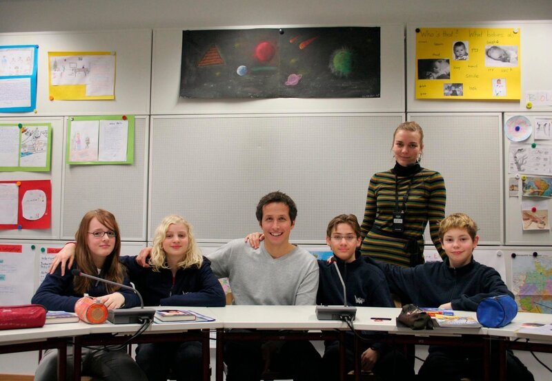Willi Weitzel (Mitte) mit der Lehrerin Katrin Steiner (stehend) und den Schülern der Münchner Samuel-Heinicke-Realschule. Die Schüler, von links: Lena, Lilli, Bastian und Phillip. – Bild: BR/​megaherz
