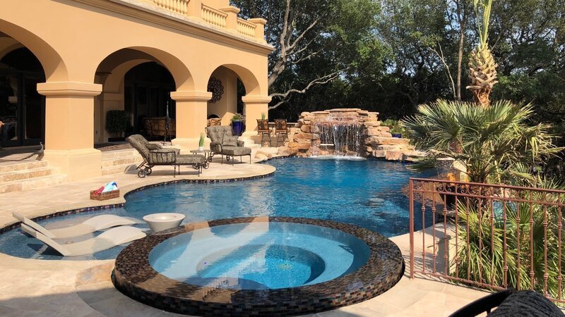 The top-tier of the Larson pool is complete with an oversize spillway spa, Baja shelf, waterfall, grotto, infinity edge, and ample entertaining space on a travertine deck. – Bild: HGTV /​ Scripps (Focus) /​ Discovery Communications