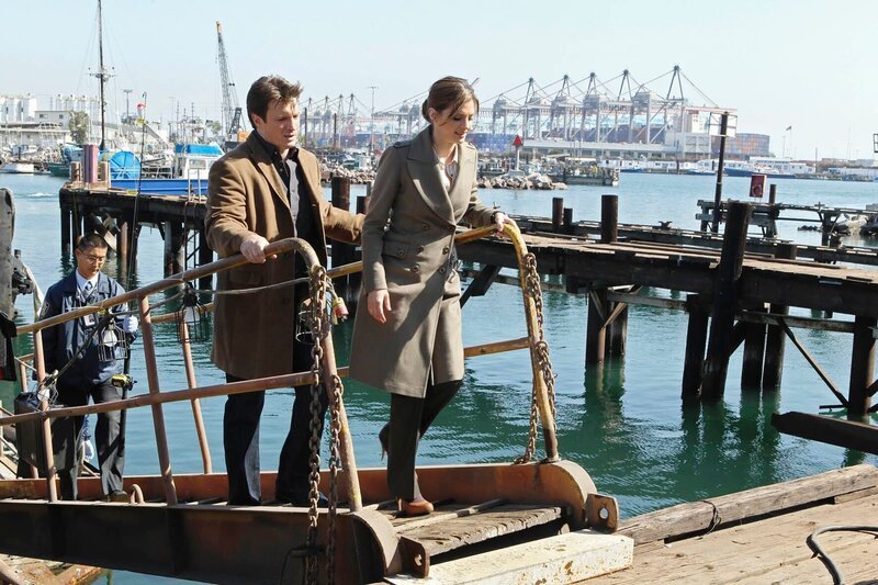 Als der Hafenarbeiter Donny Hayes tot im East River gefunden wird, übernehmen Castle (Nathan Fillion, l.) und Beckett (Stana Katic, r.) den Fall. – Bild: Randy Holmes /​ ABC /​ American Broadcasting Companies /​ Marlyse Press Photo /​ MPP