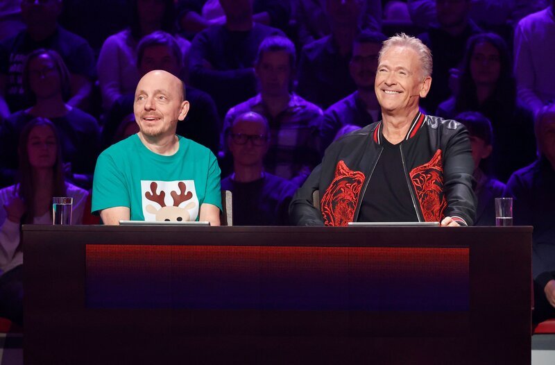 Rateteam-Kapitän Bernhard Hoëcker (l.) und der Schlagersänger und Moderator Olaf Berger (r.) bilden ein Rateteam. – Bild: ARD/​Morris Mac Matzen
