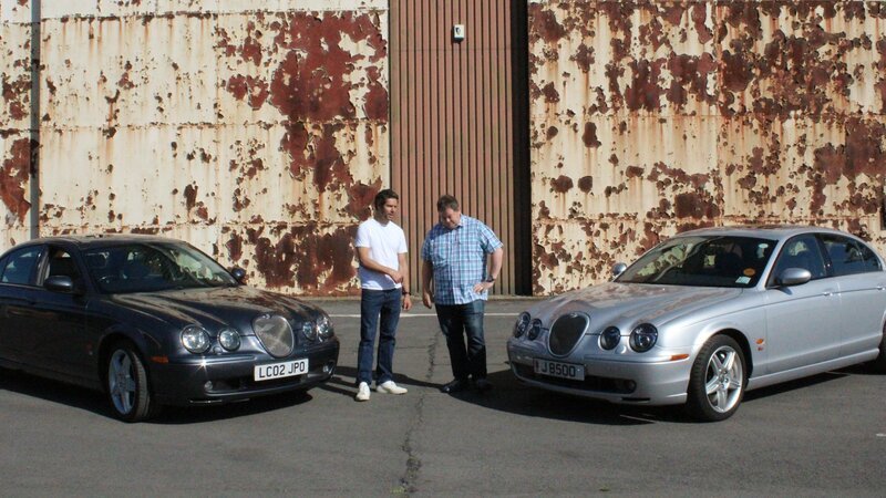 MIKE AND ELVIS WITH BOTH JAGUARS. – Bild: Discovery, Inc.