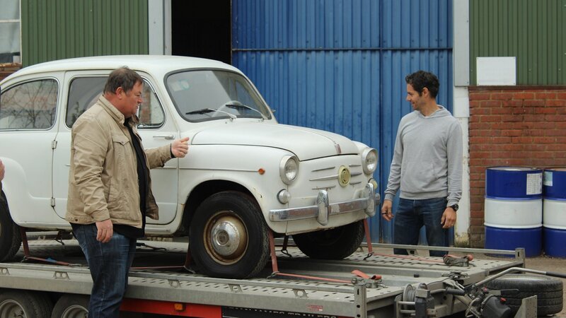 Mike and Elvies looking at Fiat on trailer. – Bild: Discovery, Inc.