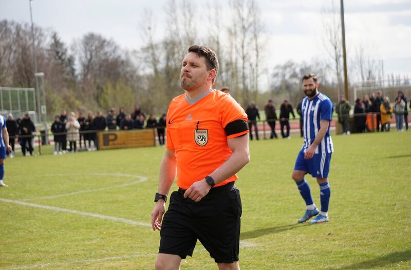 Schiedsrichter Fabian Stegner beim Spiel in Zörbig – Bild: MDR/​Moritz Kracht