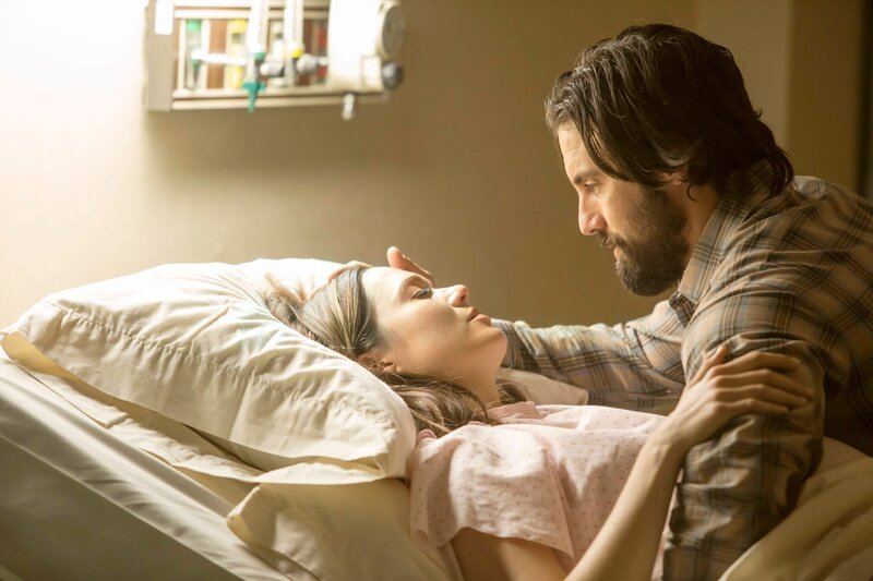 Jack (Milo Ventimiglia, r.) hat Geburtstag; statt eines ruhigen Abends gehen er und seine Frau Rebecca (Mandy Moore, l.) in die Notaufnahme, wo die Drillinge geboren werden. – Bild: ZDF