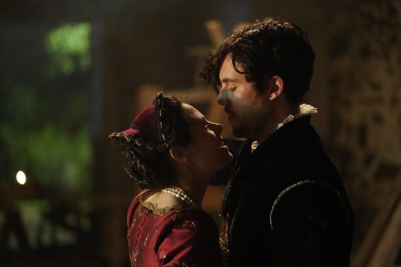 In present day Oxford, there is another vicious vampire murder. Marcus tracks down the only tangible evidence of Matthew and Diana’s journey to 1590: miniature Elizabethan portraits of the pair. Though his attempts to buy them outright are unsuccessful, he is totally charmed by auction house employee Phoebe Taylor. There is an immediate spark between them and he asks her out. At Sept-Tours, Ysabeau tells Sarah and Em that the miniatures signal that Matthew and Diana arrived in 1590 safely. Gerbert and Knox scheme together to further their search for the Book of Life, and Sophie goes into labour. A worried Sarah asks Em to not do any more higher magic, it’s far too dangerous. Phoebe and Marcus’s date is interrupted by Domenico, who is sniffing around the de Clermonts to find he perpetrator of the vampire murders in Oxford. Marcus and Phoebe nevertheless end up spending the night together. On the outskirts of Sept-Tours, Gerbert confronts Ysabeau about harbouring witches. Em secretly continues to try summoning Rebecca. At Marcus’s flat, Phoebe finds evidence of Marcus’s immortality. He confesses that he is a vampire, but she doesn’t believe him and breaks off their romance. The next day, Baldwin comes to see a dejected Marcus to suggest he takes over as Grand Master of the Knights of Lazarus, since Marcus is failing to make the most of the role. Going to see Ysabeau for advice, Marcus is told that he is a carrier of blood rage – the violent affliction Matthew passed down to him. – Bild: Sky UK /​ Bad Wolf Productions /​ Bad Wolf Productions /​ ©Sky UK Ltd