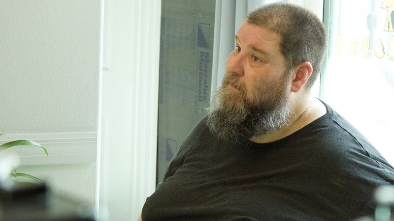 Mark sitting in the kitchen – Bild: Warner Bros. Discovery, Inc. or its subsidiaries and affiliates