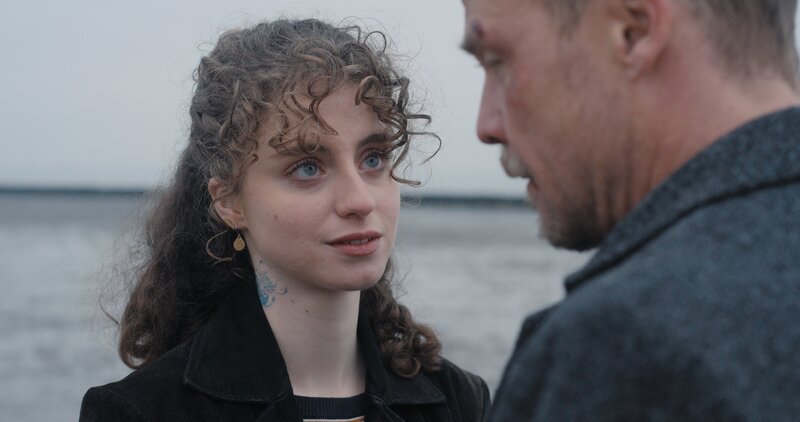 Maximilian Fenrich (Matthias Koeberlin) und Freundin Jule (Lydia Maria Makrides) nehmen eine Auszeit am Strand. – Bild: Helmut Pirnat /​ ZDF
