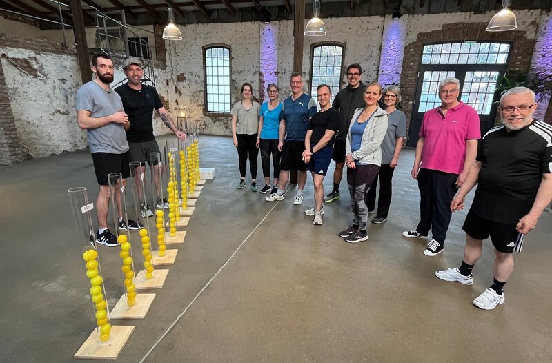 Wie fit ist die Big Band aus Bergisch Gladbach? Doc Esser (2.v.l) und Sportwissenschaftler Marwin Isenberg (l) haben es mit einem Ausdauertest gemessen und enthüllen die Ergebnisse in den Röhren. – Bild: WDR/​solis TV