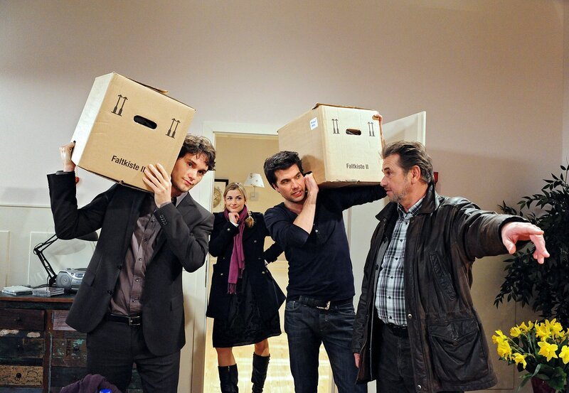 Hans (Ralph Schicha, r.) nimmt die beiden „Verehrer“ von Theresa (Ines Lutz, 2.v.l.), Moritz (Daniel Fünffrock, l.) und Konstantin (Moritz Tittel, 2.v.r.), noch mal genauer unter die Lupe. – Bild: ARD/​Ann Paur