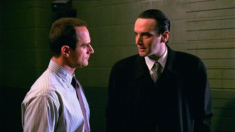 Detective Elliot Stabler (Christopher Meloni, l.) befragt Brad Weber (Richard Thompson). Eine Frau wurde in einem Hotel ermordet. Kurz zuvor war Brad von einem Barmann mit dem Opfer gesehen worden. – Bild: RTL