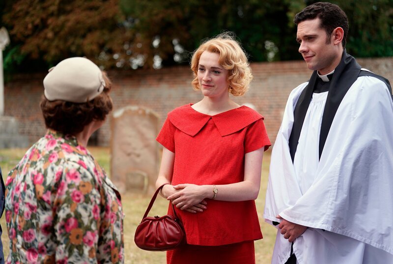 v.l.n.r. Mrs. Chapman (Tessa Peake-Jones), Bonnie Evans (Charlotte Ritchie) und Will Davenport (Tom Brittney) – Bild: WDR/​BBC/​Kudos Film ad TV Limited