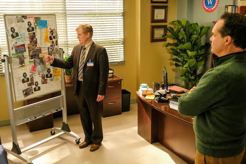(v.li.): Jerry Lambert (Direktor Ablin), Diedrich Bader (Greg Otto). – Bild: ORF/​Disney/​ABC/​Erica Parise