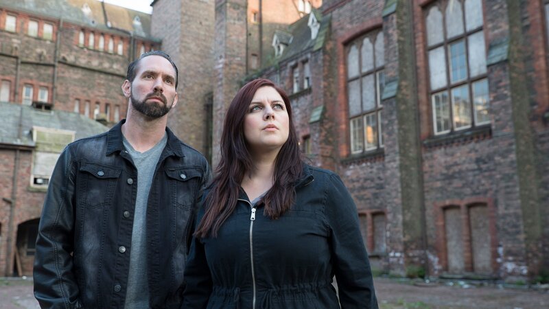 Nick Groff and Katrina Weidman outside Newsham Park Asylum. – Bild: Discovery Communications