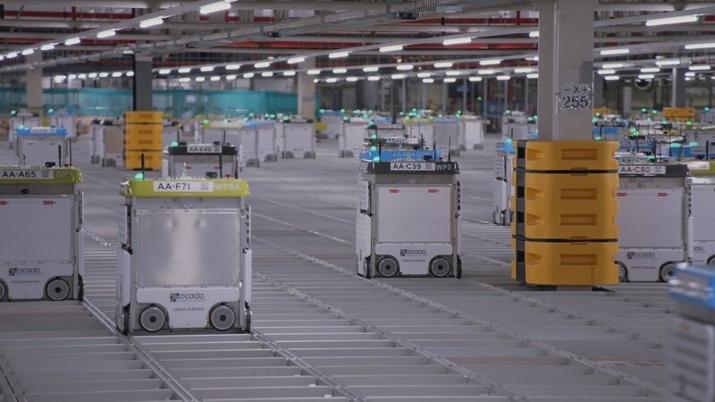 Künstliche Intelligenz in der Logistikbranche: Roboter in einem Warenlager. – Bild: ZDF