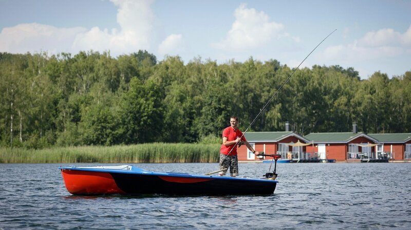 Sven beim Angeln auf dem Bergwitzsee. – Bild: SWR/​MDR/​timeline/​Alex Kraus