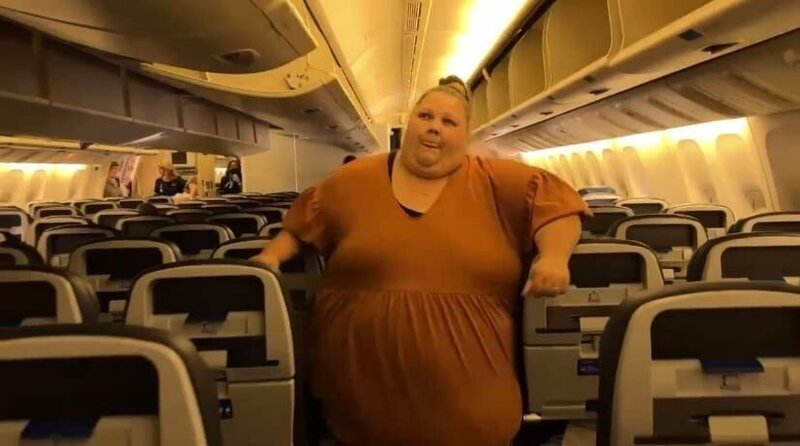 Stephanie geht durch die Gänge eines Flugzeugs. – Bild: TLC