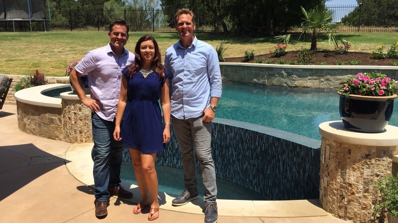 Starting from the left, Pool King Justin McGuire, designer Rachel Hayden, and Pool King Steve Terry pose in front of the beautifully finished Stankard pool. – Bild: HGTV /​ Scripps (Focus) /​ Discovery Communications