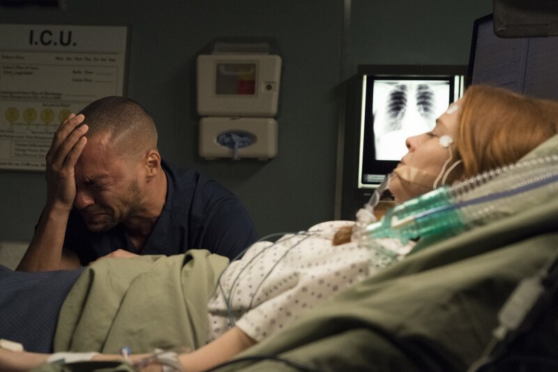 Jackson (Jesse Williams, l.) ist verzweifelt: April (Sarah Drew, r.) hatte einen lebensbedrohlichen Unfall … – Bild: American Broadcasting Companies, Inc.