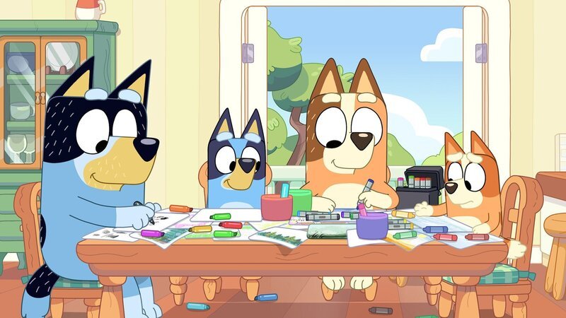 When Mum, Dad and Bingo are too tired to draw the dragon, it’s Bluey’s time to shine and draw the dragon! – Bild: DISNEY+
