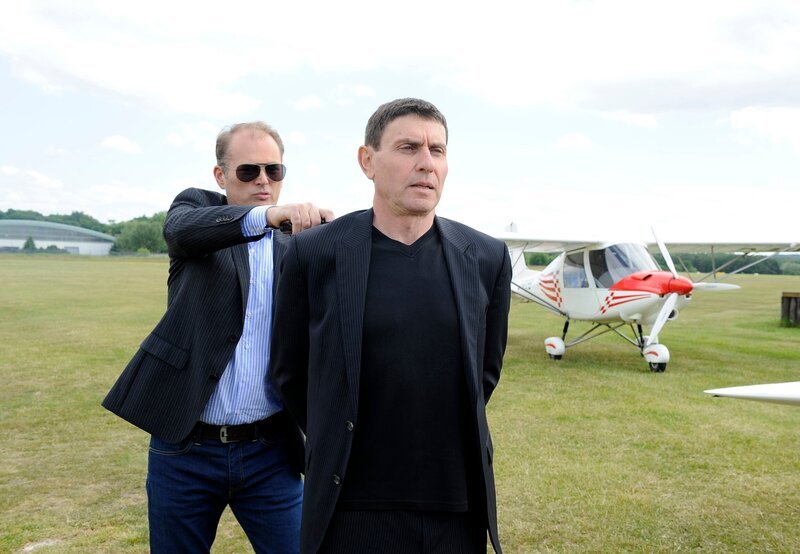 Wird Malte (Marcus Bluhm, l.) der Verlockung widerstehen, Petrov (Mark Zak, r.) zu töten und ihn so für immer loszuwerden? – Bild: ARD/​Nicole Manthey