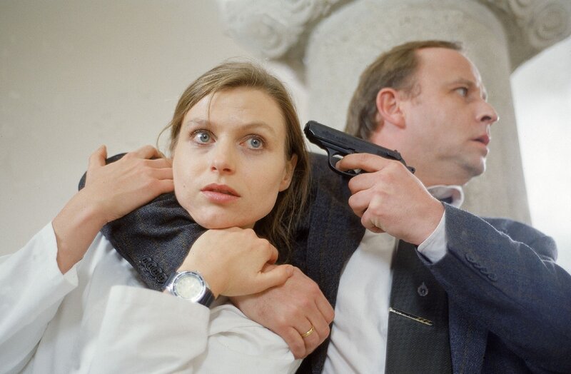 Der Amok laufende Hans Breitner (Alexander Held) hat Dr. Grien (Alice Flotron) gekidnappt und will die Klinik verlassen. – Bild: RTL
