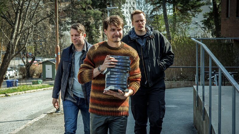Oskar (Måns Nathanaelson, l.) und Vilhelm (Valter Skarsgård, r.) treffen sich mit Hugo (Julius Fleischanderl, M.), dem Sohn des ermordeten „Rockpastors“. – Bild: NORDISK FILM PRODUCTION A /​ ZDF