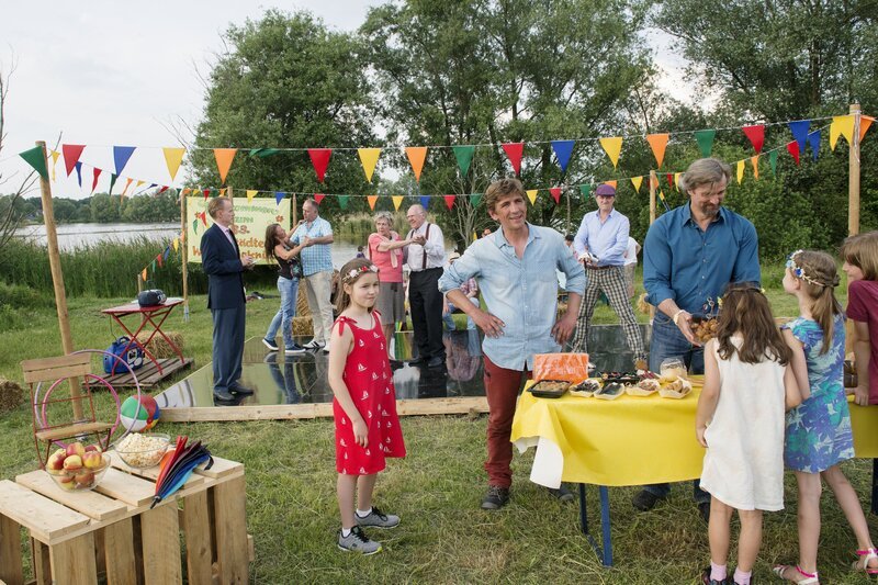 Das Wiesenfest ist im vollen Gange. Fritz Fuchs (Guido Hammesfahr, M.) kann jetzt einfach nur genießen. – Bild: ZDF und Antje Dittmann
