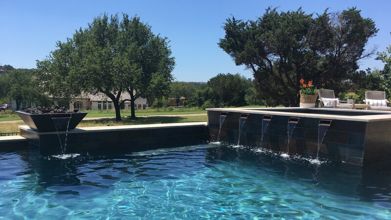 The Pool Kings fügen Scupper-Wasserfunktionen und ein Feuer-/​Wasser-Feature hinzu, das Wasser in den Pool gießt. – Bild: HGTV /​ Scripps (Focus) /​ Discovery Communications