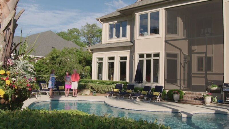 Bei einem Familienausflug in die Stadt Hilton Head in South Carolina verliebt sich ein Paar in die entspannte Atmosphäre am Wasser und in das Spanische Moos, dass das Stadtbild prägt. Da ihre erwachsenen Kinder bereits das Elternhaus verlassen haben, nehmen sie dies zum Anlass, ihren Lebensmittelpunkt zu wechseln. Sie hoffen auf ein neues Zuhause mit schönem Blick auf das Wasser und genug Platz für ihre Hobbys. – Bild: HGTV