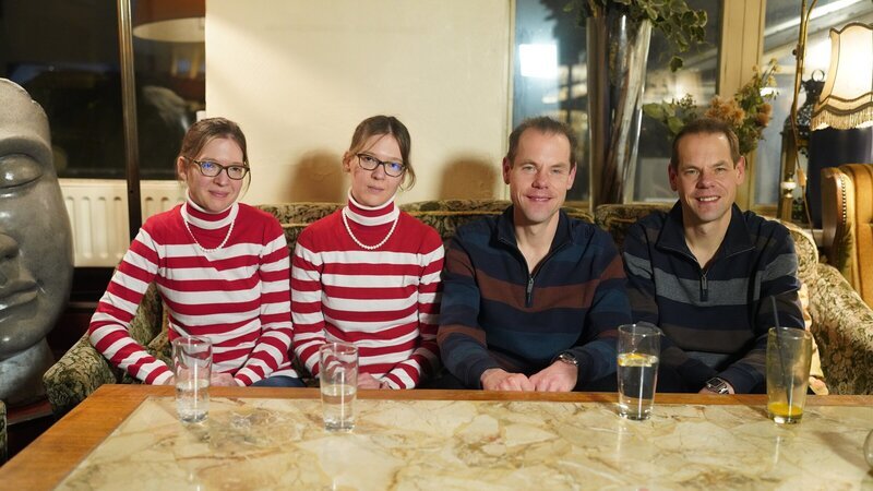 Dating im Doppelpack – Die eineiigen Zwillinge Alina (35) (r.) und Alisa (35) (l.) haben Spaß auf einem Doppeldate. – Bild: 3sat