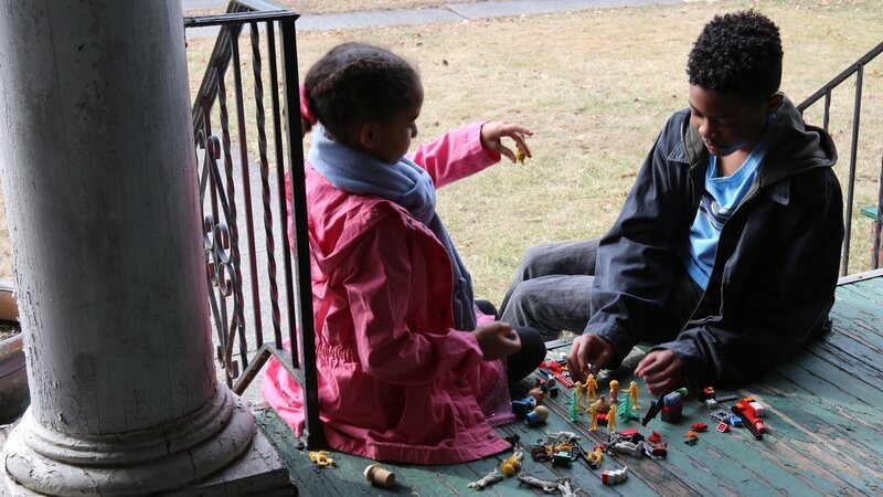 Young Karen and Young Richard play on the front steps. – Bild: Discovery Communications