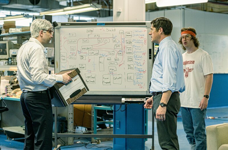 Das Projekt „BlackBerry“ wächst den technisch brillanten, aber wirtschaftlich unerfahrenen Unternehmern Mike Lazaridis (Jay Baruchel, li.) und Douglas Fregin (Matt Johnson, re.) über den Kopf. – Bild: Paramount Pictures