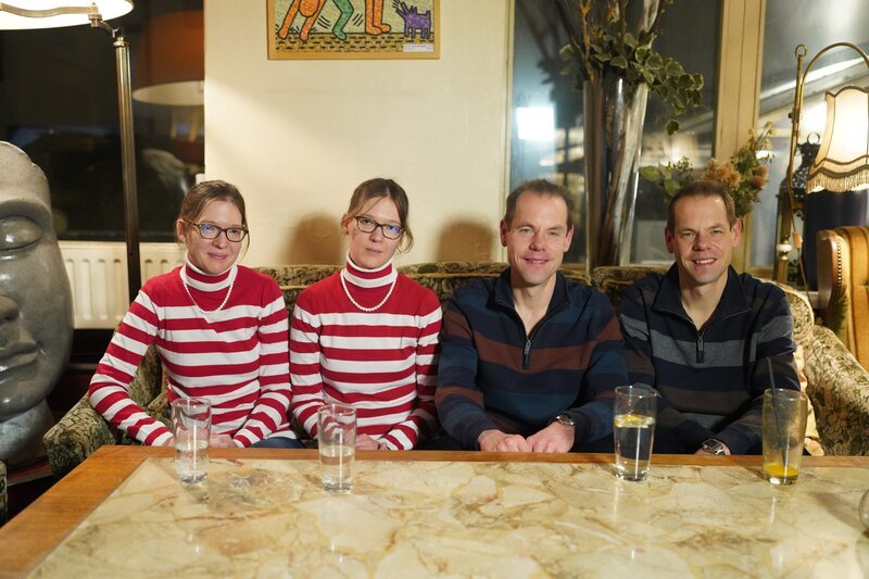 Dating im Doppelpack – Die eineiigen Zwillinge Alina (35) (r.) und Alisa (35) (l.) haben Spaß auf einem Doppeldate. – Bild: Jürgen Todt /​ ZDF