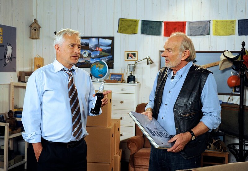 Thomas (Gerry Hungbauer, l. mit Claus Dieter Clausnitzer, r.) verliebt sich in die Idee, dass Aylin ihn mit ihrem Besuch überraschen will. – Bild: ARD/​Nicole Manthey
