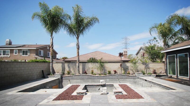 The Ghonim pool is aesthetically pleasing with it’s geometric shapes, and it is ready for that splash of color that will change the entire dynamic of the yard. – Bild: Warner Bros. Discovery