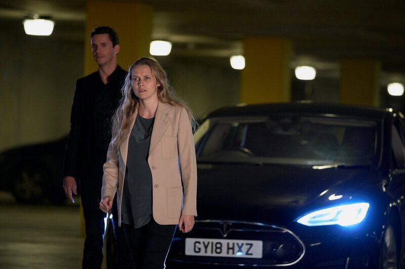 l-r: Matthew Goode als Matthew Clairmont und Teresa Palmer als Diana Bishop – Bild: des willie /​ Sky Studios /​ Die Verwendung ist nur bei redaktioneller Berichterstattung im Rahmen einer Programmankündigung ab 2 Monate vor der ersten Auss /​ © 2021 Bad Wolf Limited. All Rights Reserved.