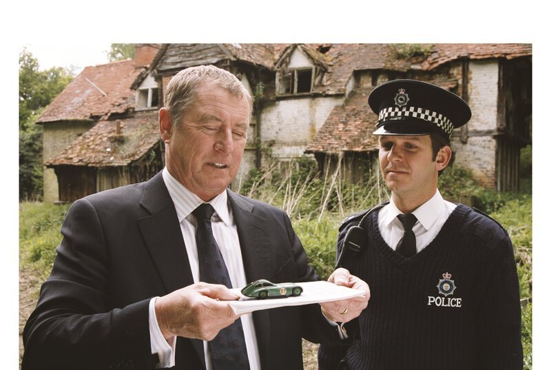 Inspector Barnaby (John Nettles, l.) und Constable Jones (Jason Hughes, r.) sichern ein Indiz am Mordschauplatz, ein altes Modellauto. – Bild: ZDF/​All3Media International